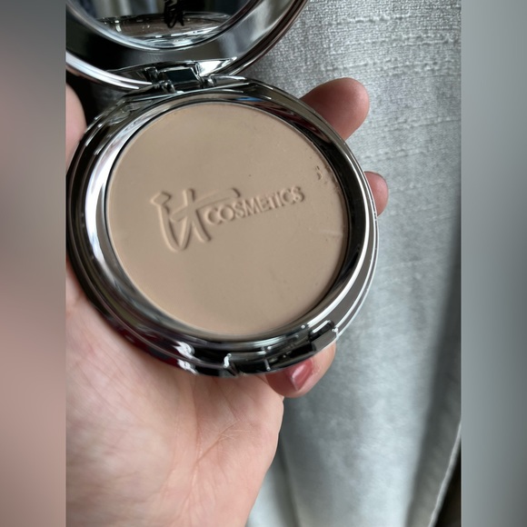 🥧NWT🥧Foundation Light Tone🥧IT Cosmetics🥧SPF 50+ 🥧Anti-Aging Foundation - Picture 3 of 11